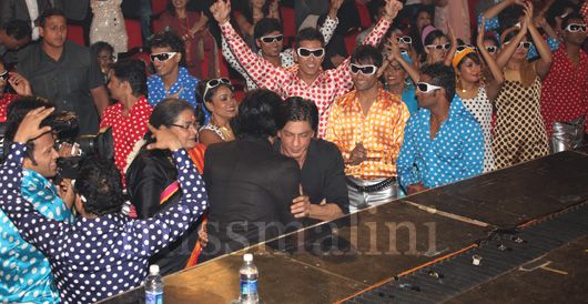 Salim Merchant and Shah Rukh Khan hugging! (Aww!)