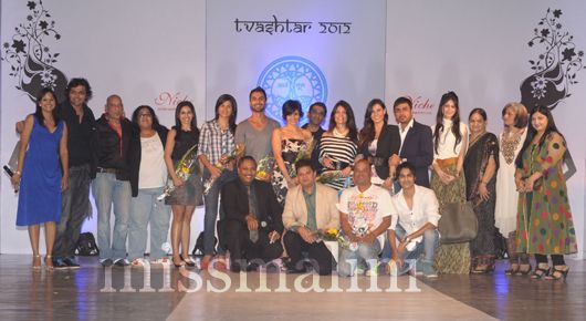 All the celebrities and dignitaries on stage for an ensemble picture