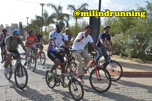 Milind Soman and the participants of Pune Pedal Power