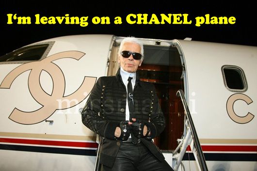 Karl boards the Chanel Jet (photo:GABRIEL BOUYS/AFP/Getty Images)