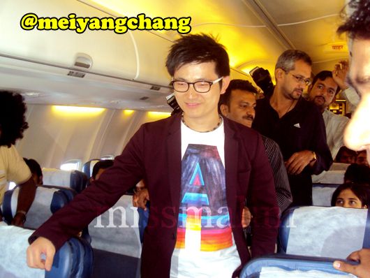 Meiyang Chang greets his fans during the flight