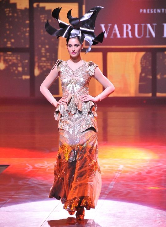 Nargis Fakhri, the showstopper for the Varun Bahl-Grey Goose show at IIFA Rocks, 2012