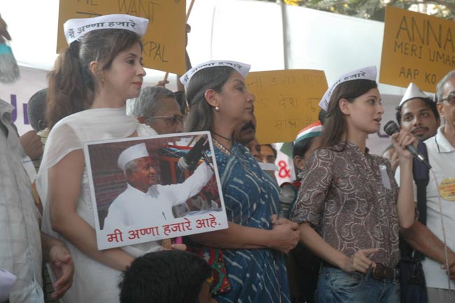 Dia Mirza in support of the Anna Hazare campaign