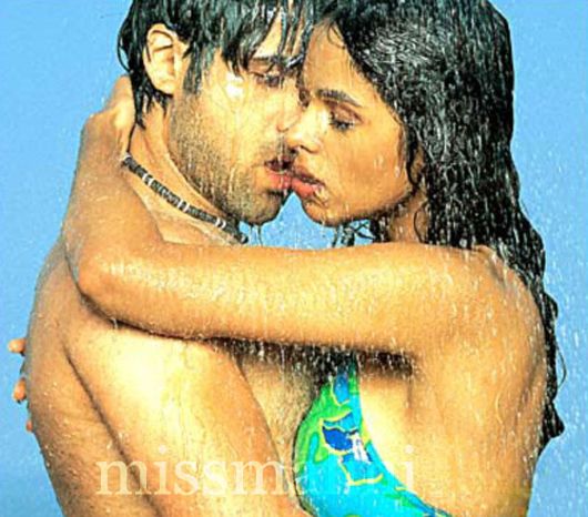 Emraan Hashmi gets drenched wiith kisses from Mallika Sherawat in Murder
