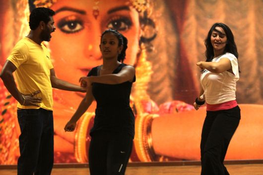 Prabhudeva teaches Sonakshi the dance moves
