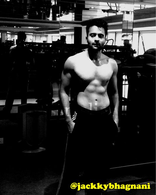 Hottie Actor Jackky Bhagnani Sheds his Shirt and Shows-Off his Abs!