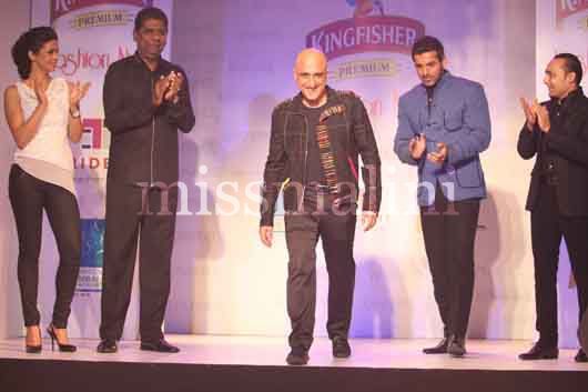 Manoviraj Khosla takes a bow as Gul Panag, Vijay Amritraj, John Abraham and Rahul Bose applaud