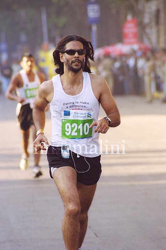 Milind Soman runs the Mumbai marathon