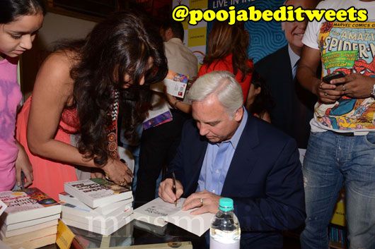 Pooja Bedi getting her book signed by Jack Canfield