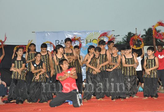 Priyanj students performing song and dance at Carter Road, Mumbai