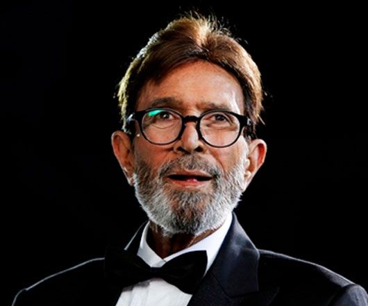 No Rumours Please! Rajesh Khanna Greets Crowds from His Balcony