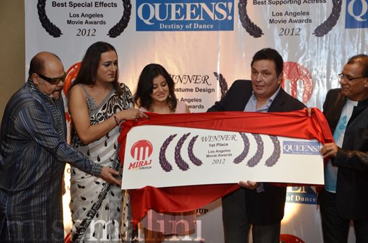 Rishi Kapoor unveils the plaque along with Laksminarayan Tripathi, Archana Gupta and Madan Paliwal -- CMD, Miraj Group