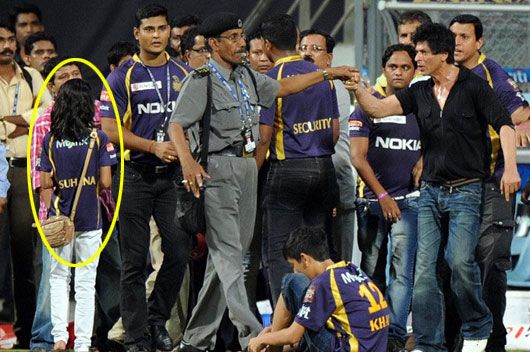 Suhana (circled) stands to the side while Shah Rukh confronts the security guard