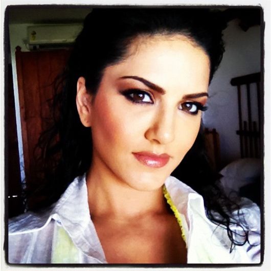 Sunny Leone's look from the Jism-2 promos