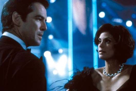 Paris Carver (Terri Hatcher) and James Bond (Pierce Brosnan) | Photo Credit humordistrict.com