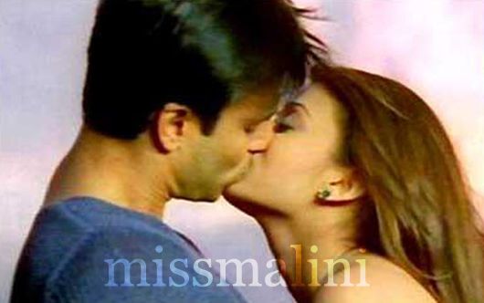 Aishwarya Rai has no qualms about kissing her then boyfriend Viveik Oberoi, in Kyun Ho Gaya Na