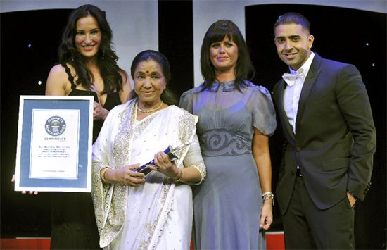Asha Bhosle receiving the award with Jay Sean at the Asian Awards in London!