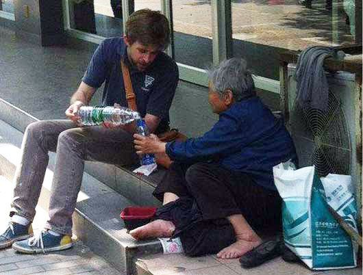 Jason Loose and Homeless Woman | Photo Credit blogs.laweekly.com
