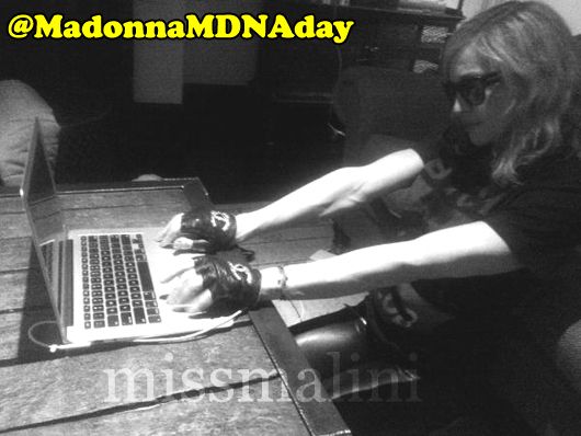 Madonna tweets an image of herself, tweeting to her fans