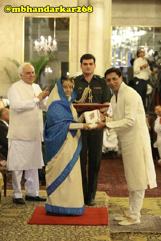 Madhur Bhandrakar receives the conferred the Ganga Sharan Singh Award by President Dr Pratibha Patil at the Rashtrapati Bhavan, New Delhi.