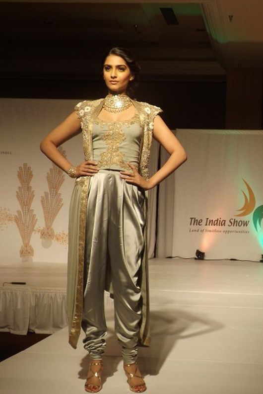Sonam as show-stopper for the Indian jewelry designers