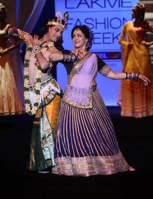 Hema Malini performing a ballet on Radha at Neeta Lulla's show