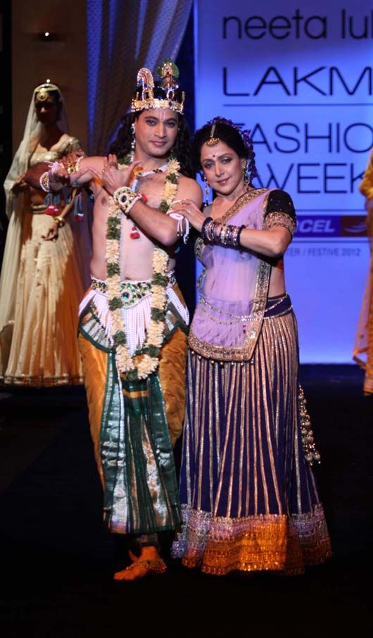 Hema Malini performing a ballet on Radha at Neeta Lulla's show