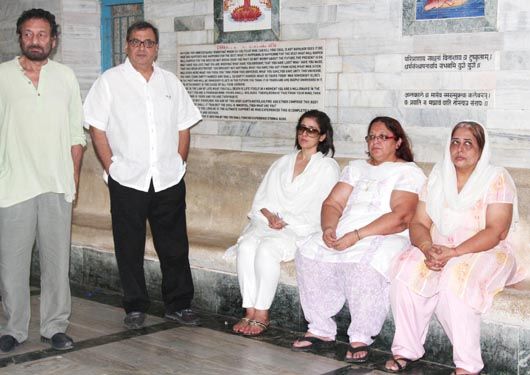 Shekhar Kapur, Raj Kumar Santoshi and Manisha Koirala with other mourners