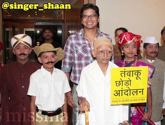 Shaan Mukherjee with school students dressed as famous Freedom Fighters