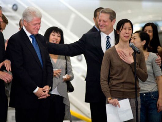Bill Clinton with freed North Korea prisoners (photo credit: cbsnews.com)