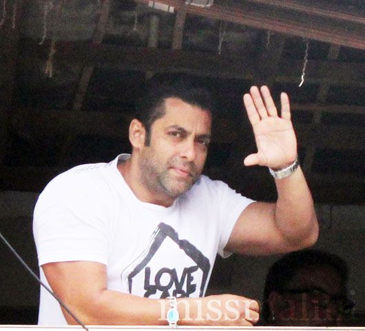 Exclusive Pictures: Salman Khan Greets Fans on Eid