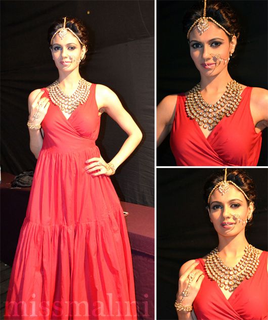 Simran Kaur Mundi models for the Jaipur Jewellery Show