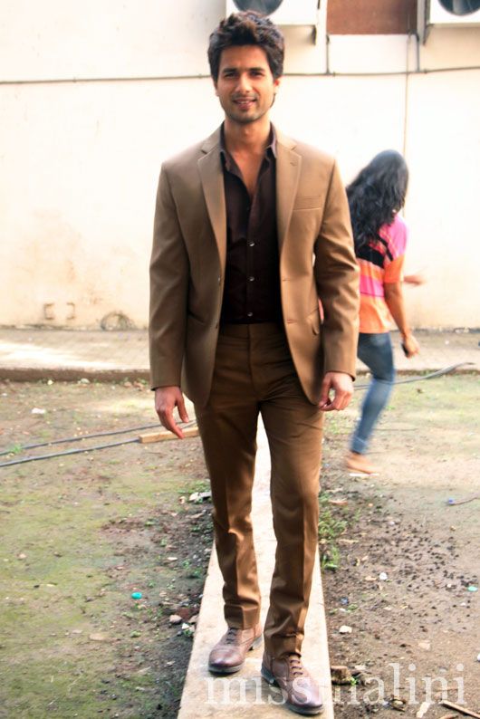 Spotted: Shahid Kapoor Looking Dapper While Shooting!