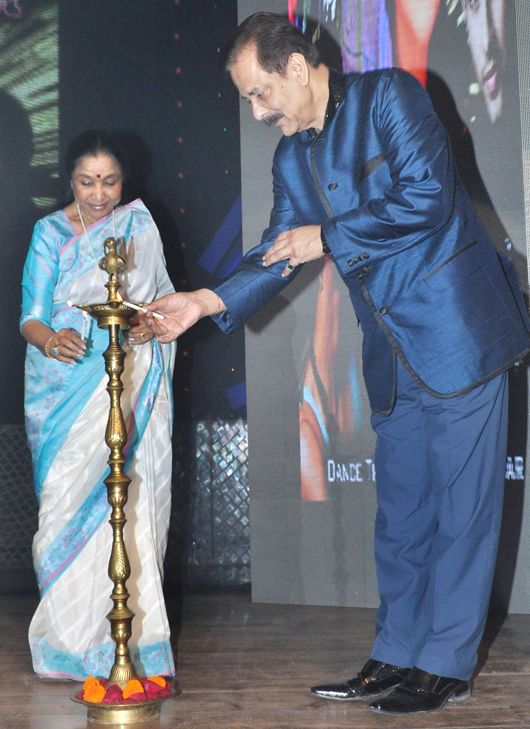 Asha Bhosle and Sobrata Roy inaugurating the Sound Of The Soul concert by Saapna Mukerjee