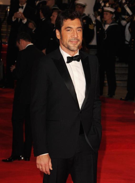 Javier Bardem in Gucci Green Carpet Challenge outfit at the "Skyfall" Royal premiere