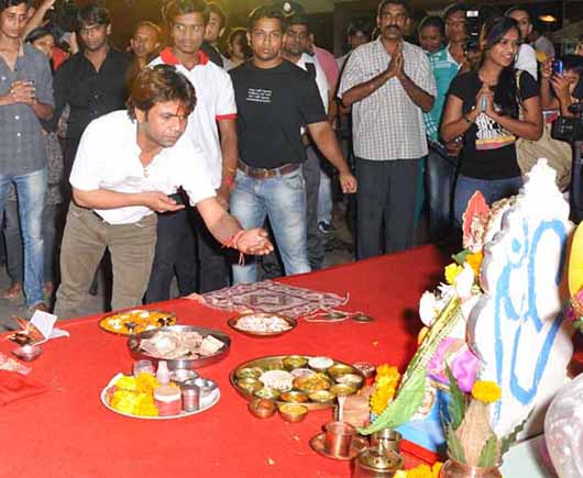 Actor Rajpal Yadav Conducts Aarti at Green Ganesha Pandal