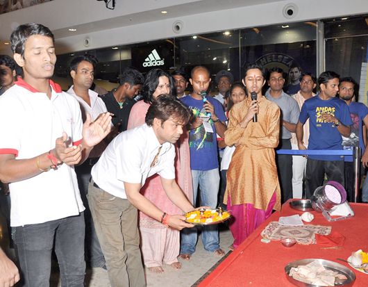 Rajpal Yadav conducts aarti for Ganesha