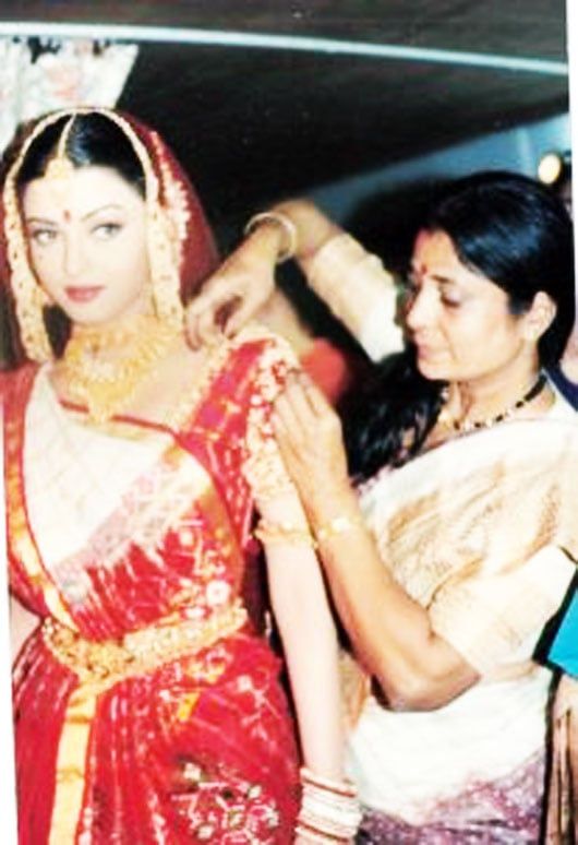 Aishwarya Rai Bachchan being draped by Kalpana Shah