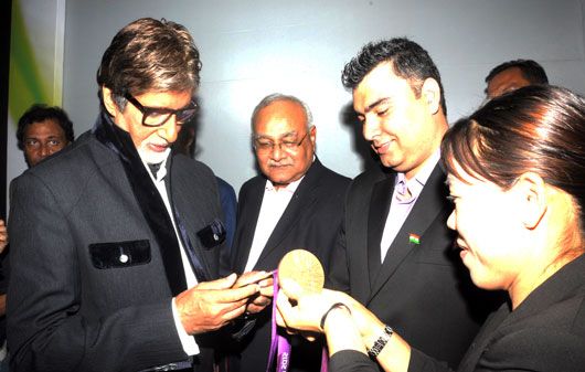 Amitabh Bachchan admiring Gagan Narang's and M.C. Mary Kom's Bronze Medals