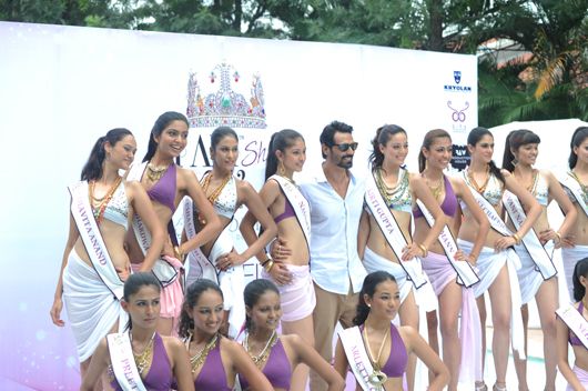 Contestants with Arjun Rampal