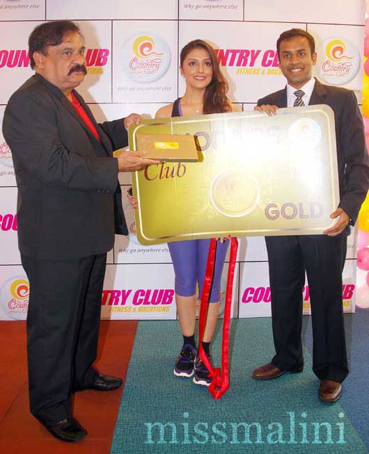 Aarti Chhabria inaugurates the Gold Card for members