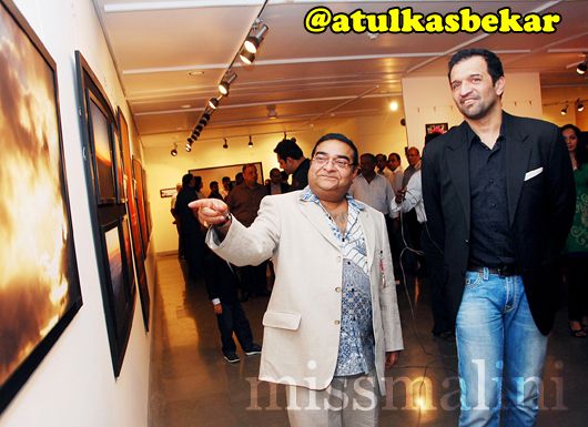 Dr Mukesh Batra shows Atul Kasbekar around the exhibition