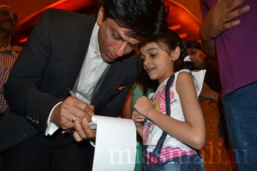 Shah Rukh Khan signs autographs for children