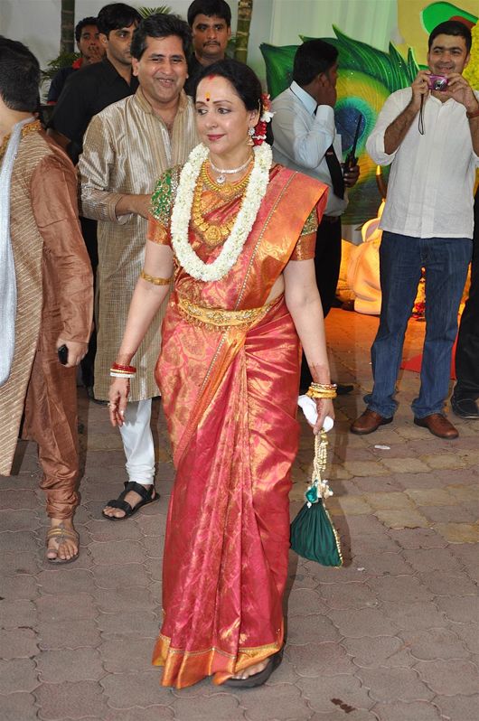 Hema Malini in traditional style at Esha Deol's wedding