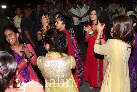 Alivra Agnihotri, Preityz Zinta and other ladies dancing in the visarjan parade