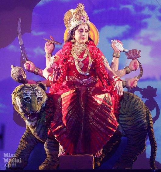 PHOTOS: Hema Malini’s Dazzling Performance at Sarbojanin Durga Puja Pandal