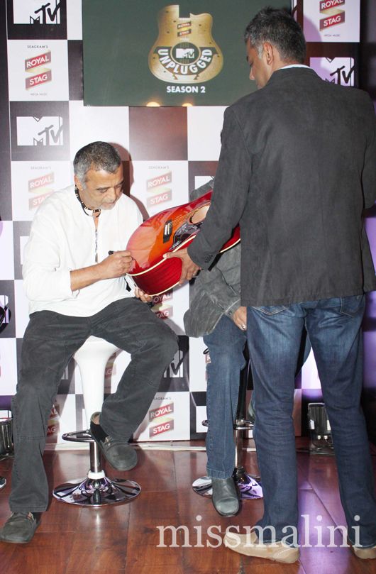 Lucky Ali signs a guitar