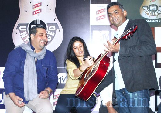 Sunidhi signs a guitar