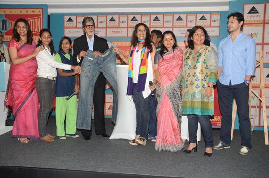 Amitabh Bachchan hands over his jeans for the Jeaneration initiative