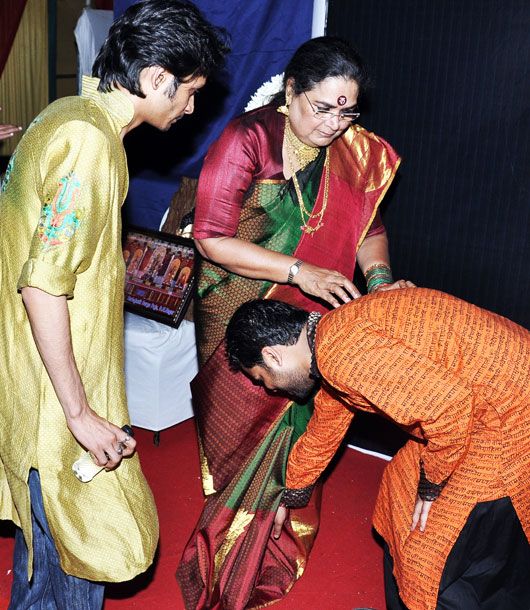 Roman Sen & Romeer Seek Usha Uthup's Blessings at DN Nagar Durga Pooja Celebrations